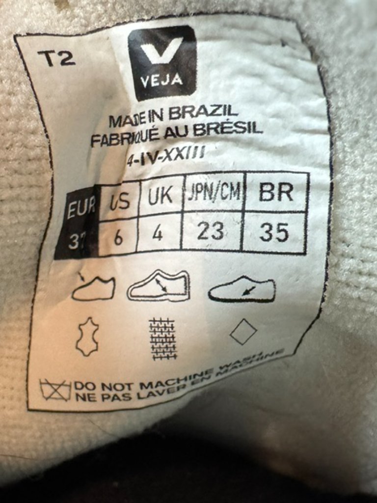 Authentic Veja Leather Sneakers In Excellent Used Condition (Euc). — image 7 of 7